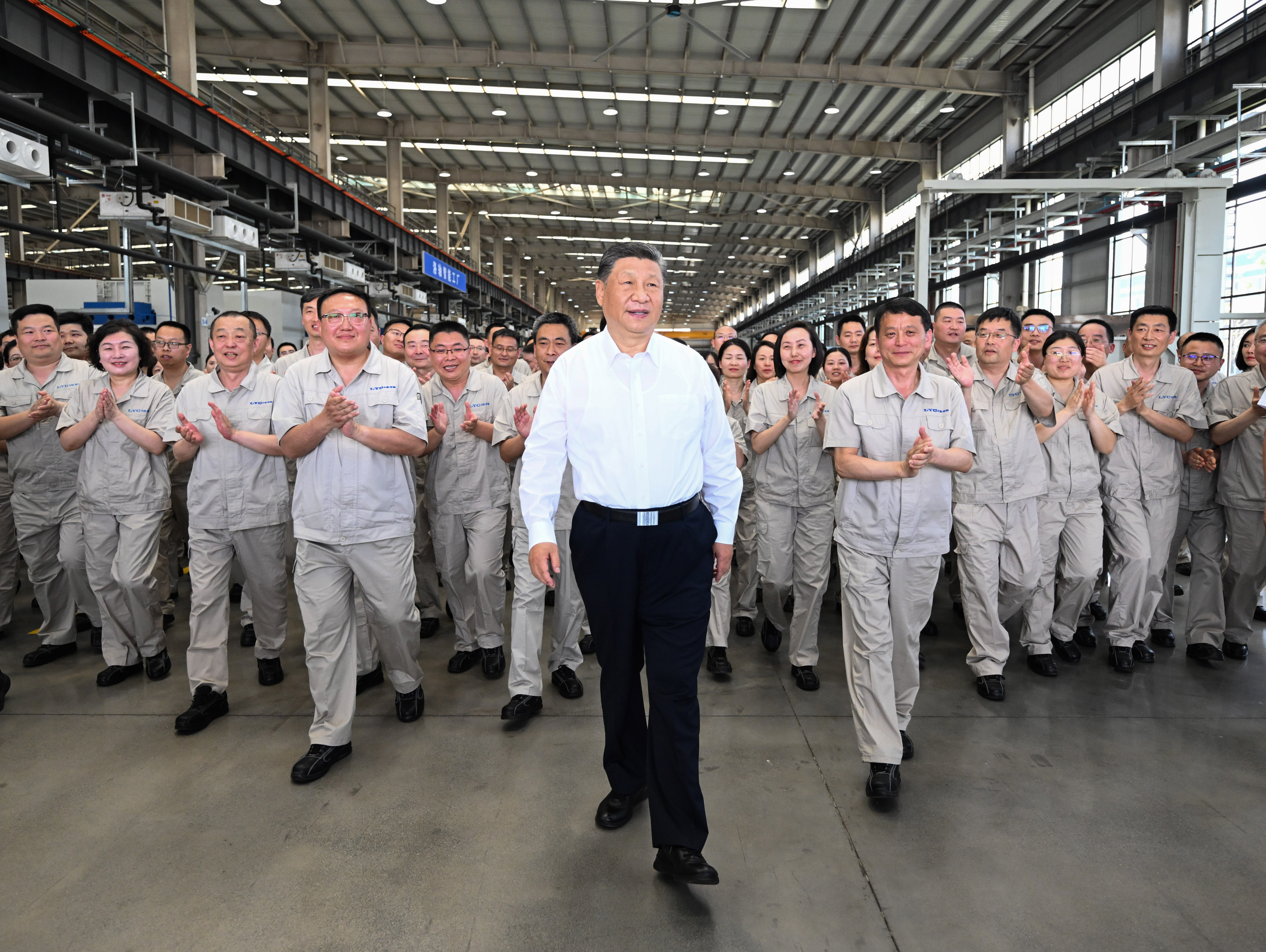月19日至20日,中共中央總書記、國家主席、中央軍委主席習(xí)近平在河南考察。這是19日下午,習(xí)近平在洛陽軸承集團(tuán)股份有限公司智能工廠考察時(shí),同企業(yè)職工在一起。新華社記者 燕雁 攝 月19日至20日,中共中央總書記、國家主席、中央軍委主席習(xí)近平在河南考察。這是19日下午,習(xí)近平在洛陽軸承集團(tuán)股份有限公司智能工廠考察時(shí),同企業(yè)職工在一起。新華社記者 燕雁 攝