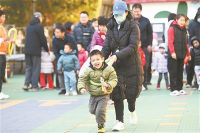 在北京市東城區(qū)欣苑幼兒園舉辦的“冬日暖陽 樂享運(yùn)動”親子運(yùn)動會上,家長陪伴孩子共同體驗(yàn)運(yùn)動的快樂,家校聯(lián)手呵護(hù)孩子健康成長。 新華社記者 金良快攝
