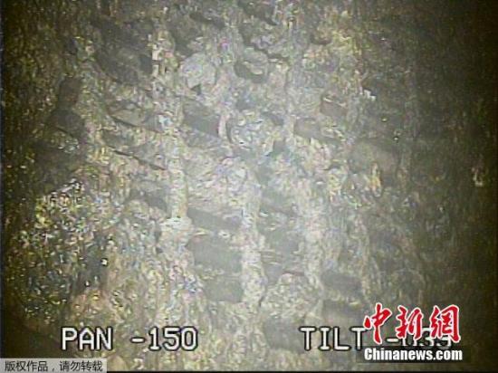 當(dāng)?shù)貢r(shí)間2月2日,東京電力公司公布對福島第一核電站2號機(jī)組反應(yīng)堆安全殼內(nèi)拍攝到的圖像。根據(jù)分析,結(jié)果顯示內(nèi)部空間輻射量推算為最大每小時(shí)530希沃特。圖為機(jī)器人拍到的受損反應(yīng)堆底部的物質(zhì)。