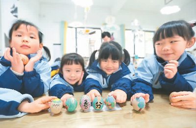 3月18日,貴州省黔南布依族苗族自治州都勻市青云湖幼兒園的小朋友們在體驗(yàn)立蛋民俗。肖 偉攝(人民視覺)