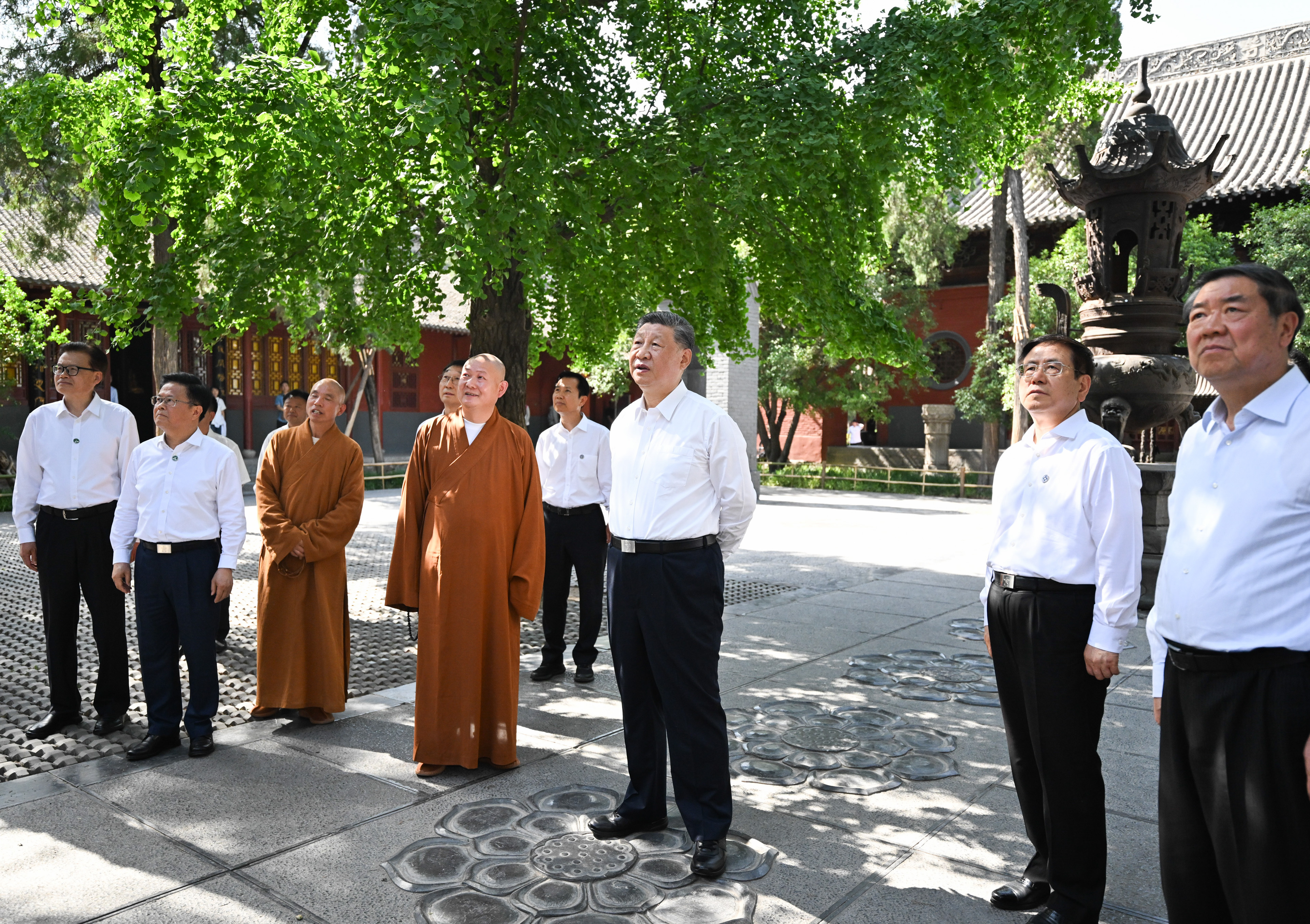 5月19日至20日,中共中央總書記、國家主席、中央軍委主席習(xí)近平在河南考察。這是19日下午,習(xí)近平在洛陽白馬寺考察。新華社記者 燕雁 攝 5月19日至20日,中共中央總書記、國家主席、中央軍委主席習(xí)近平在河南考察。這是19日下午,習(xí)近平在洛陽白馬寺考察。新華社記者 燕雁 攝