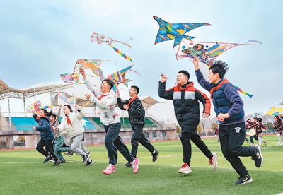 3月18日,江蘇省海安市南屏小學(xué)的孩子們在操場上放風(fēng)箏,感受春天的氣息。翟慧勇攝(人民視覺)