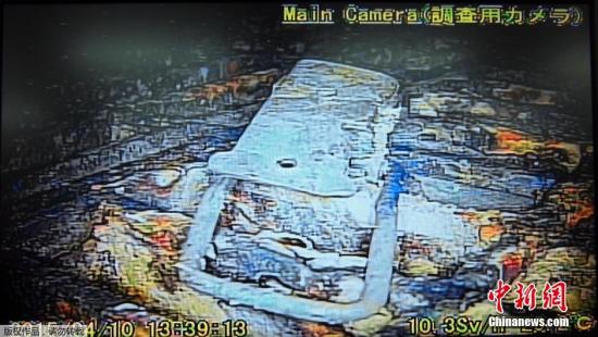 資料圖:日本向福島第一核電站1號機(jī)組的反應(yīng)堆安全殼內(nèi)投入的棒狀機(jī)器人,拍攝了反應(yīng)堆圖片。