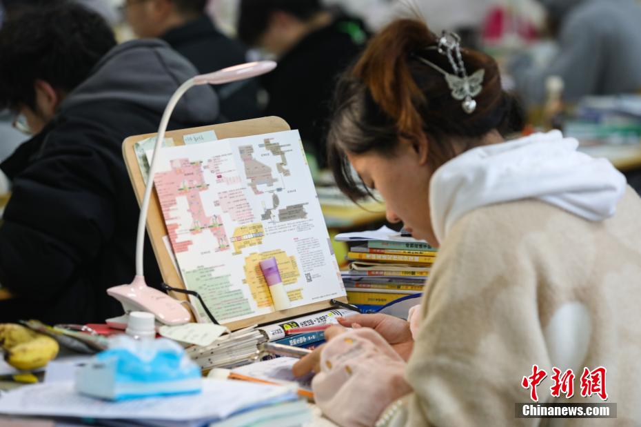 資料圖：一位考研學(xué)生在南昌大學(xué)教學(xué)樓自習(xí)室復(fù)習(xí)備考。 劉力鑫 攝