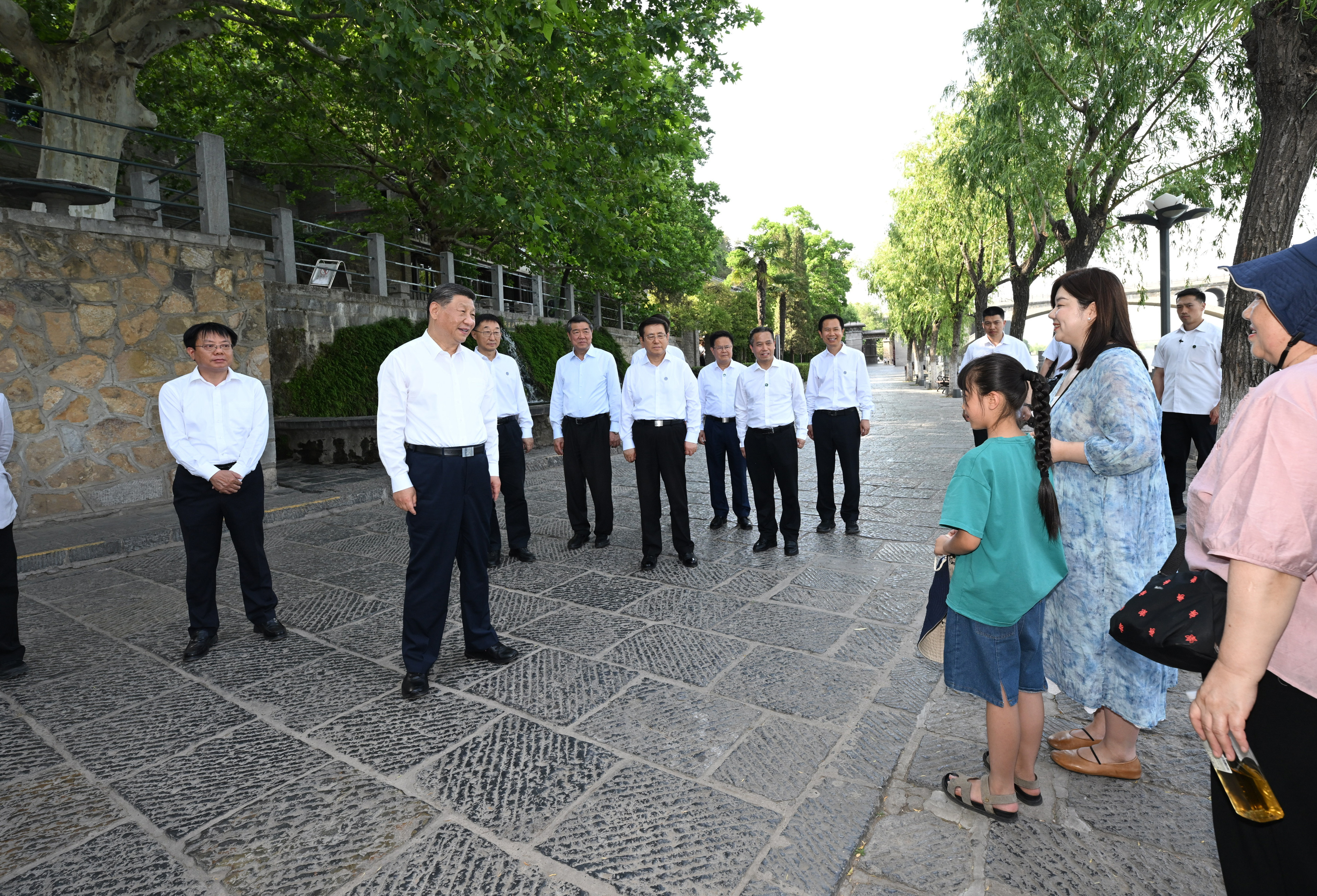 5月19日至20日,中共中央總書記、國家主席、中央軍委主席習(xí)近平在河南考察。這是19日下午,習(xí)近平在洛陽龍門石窟考察時(shí),同游客親切交流。新華社記者 謝環(huán)馳 攝 5月19日至20日,中共中央總書記、國家主席、中央軍委主席習(xí)近平在河南考察。這是19日下午,習(xí)近平在洛陽龍門石窟考察時(shí),同游客親切交流。新華社記者 謝環(huán)馳 攝