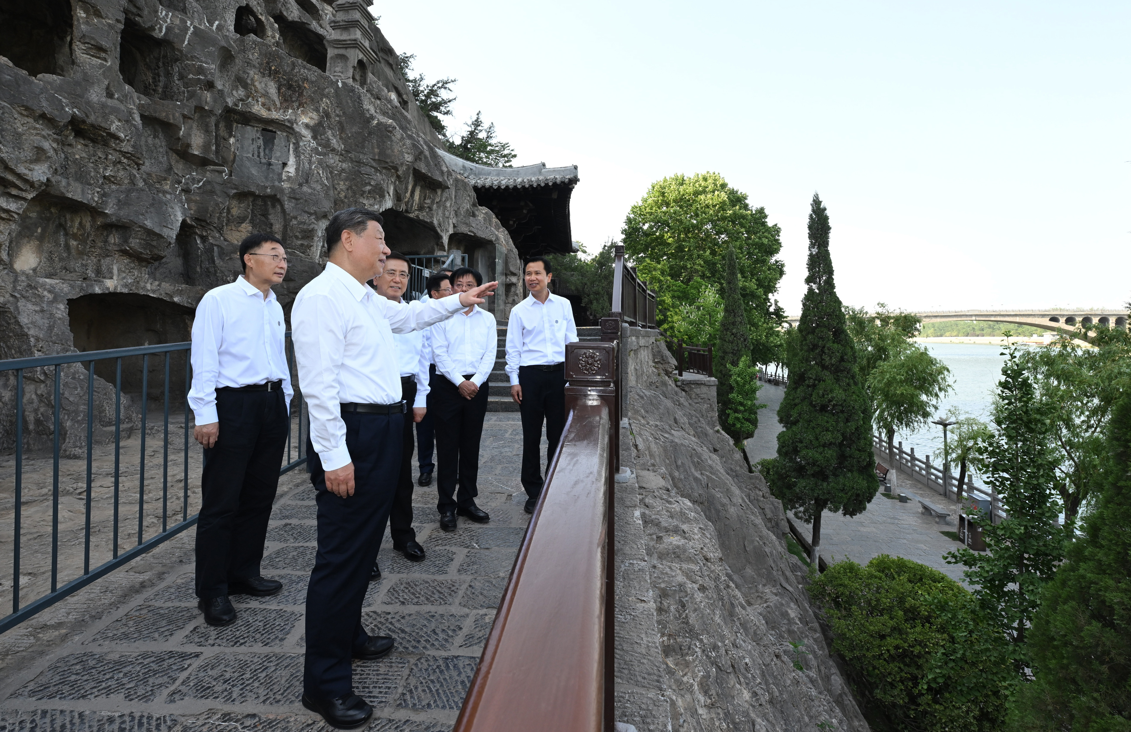 5月19日至20日,中共中央總書記、國家主席、中央軍委主席習(xí)近平在河南考察。這是19日下午,習(xí)近平在洛陽龍門石窟考察。新華社記者 謝環(huán)馳 攝 5月19日至20日,中共中央總書記、國家主席、中央軍委主席習(xí)近平在河南考察。這是19日下午,習(xí)近平在洛陽龍門石窟考察。新華社記者 謝環(huán)馳 攝