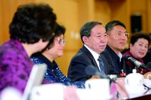3月8日,全國政協(xié)舉行教育界別聯(lián)組會(huì)議,教育部部長袁貴仁右三到會(huì)聽取建議。