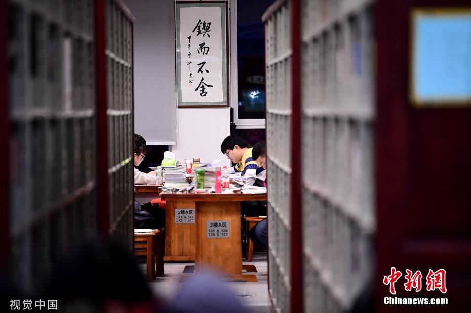資料圖：又到一年考研季，沈陽(yáng)各高校圖書館一座難求。沈陽(yáng) 攝 圖片來源：視覺中國(guó)