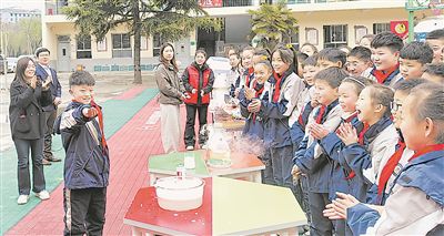 圖為河南省鞏義市大峪溝鎮(zhèn)中心小學(xué)學(xué)生踴躍參與科學(xué)實驗。 張毅力攝