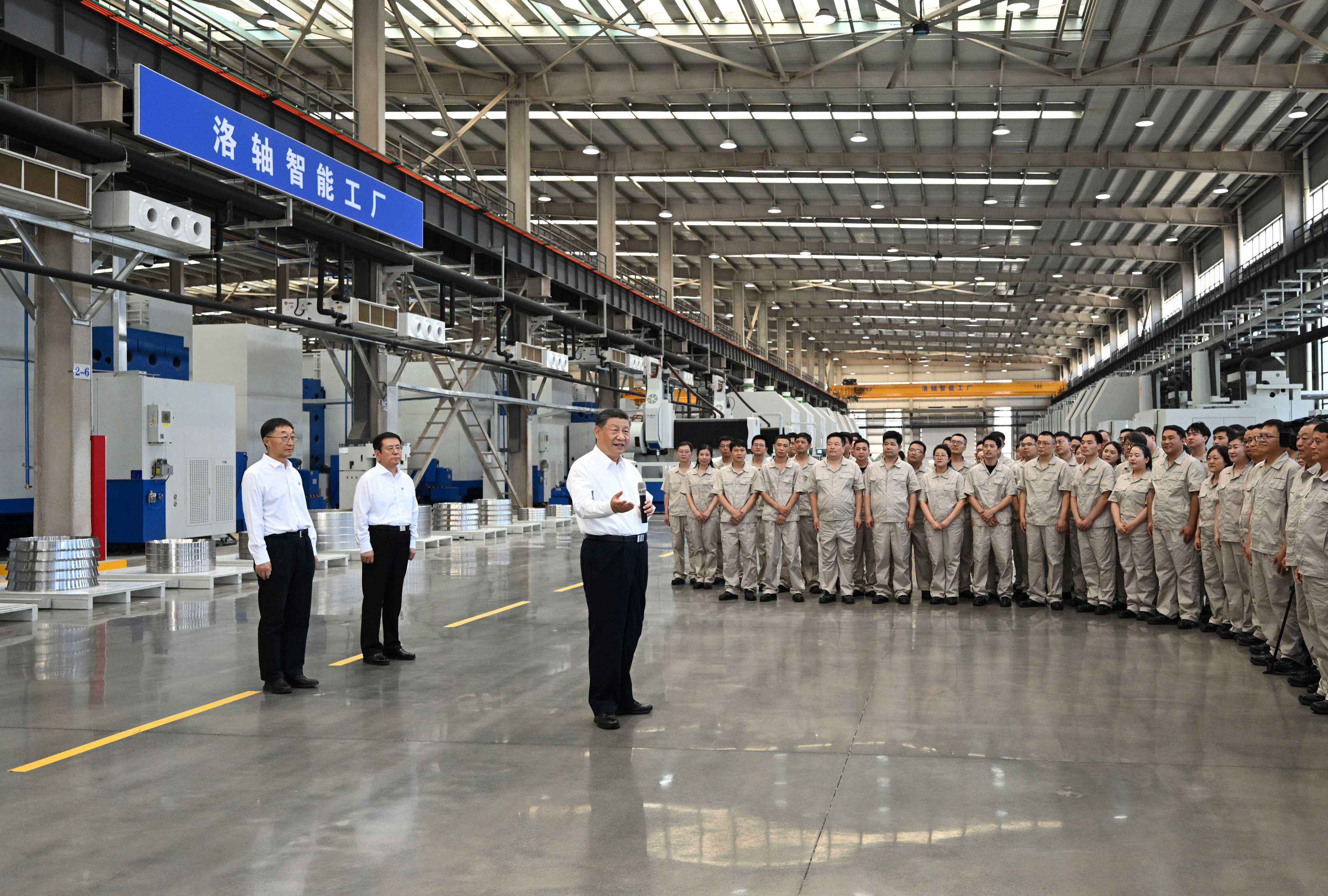 5月19日至20日,中共中央總書記、國家主席、中央軍委主席習(xí)近平在河南考察。這是19日下午,習(xí)近平在洛陽軸承集團(tuán)股份有限公司智能工廠考察時(shí),同企業(yè)職工親切交流。新華社記者 燕雁 攝 5月19日至20日,中共中央總書記、國家主席、中央軍委主席習(xí)近平在河南考察。這是19日下午,習(xí)近平在洛陽軸承集團(tuán)股份有限公司智能工廠考察時(shí),同企業(yè)職工親切交流。新華社記者 燕雁 攝