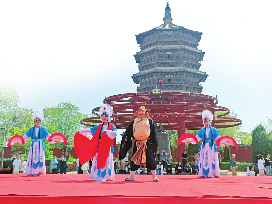 應(yīng)縣祈園廣場搭起的耍孩兒劇公益演出舞臺上，正在演出耍孩兒劇目《獅子洞》。山西日報記者馬占富攝