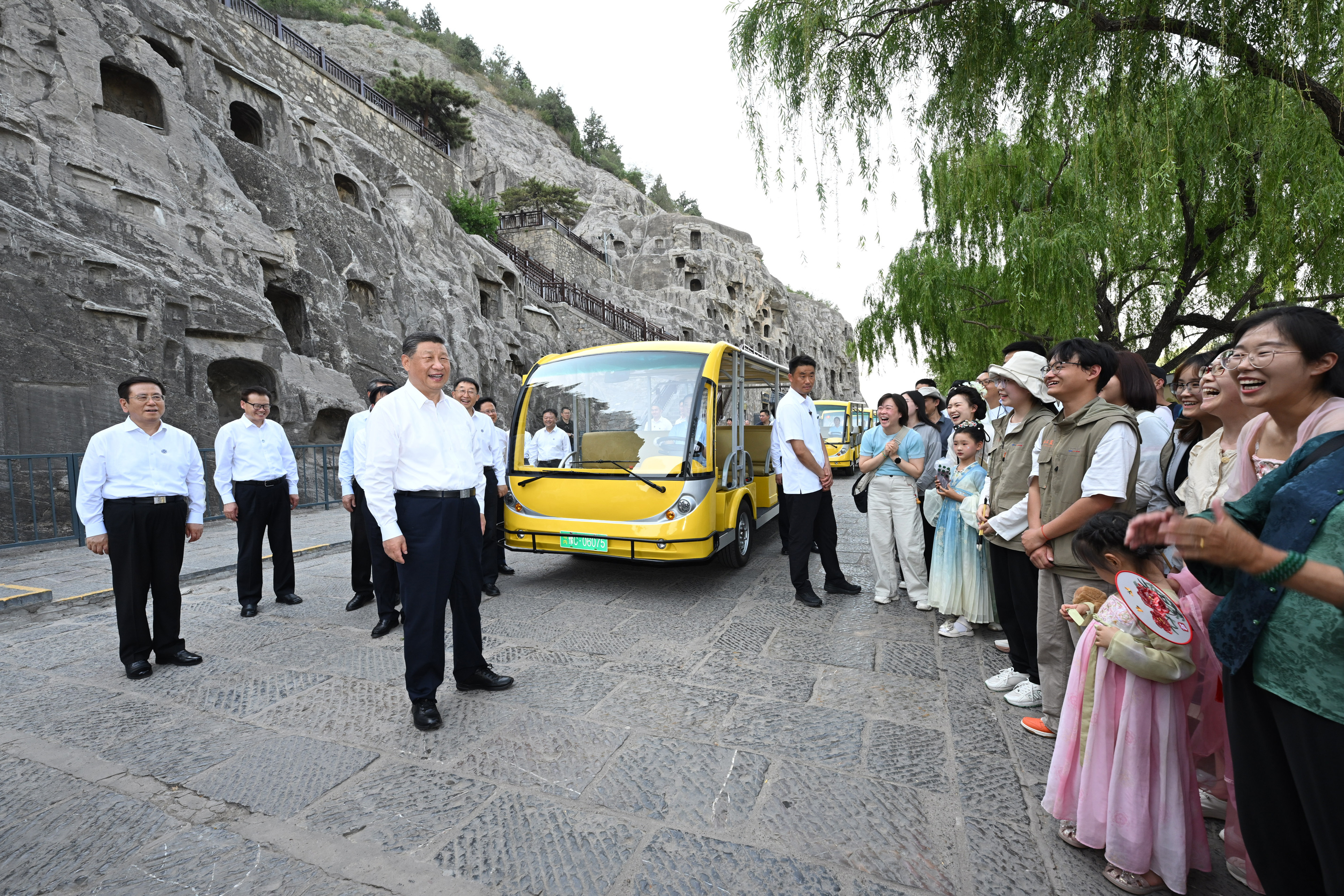 5月19日至20日,中共中央總書記、國家主席、中央軍委主席習(xí)近平在河南考察。這是19日下午,習(xí)近平在洛陽龍門石窟考察時(shí),同游客親切交流。新華社記者 謝環(huán)馳 攝 5月19日至20日,中共中央總書記、國家主席、中央軍委主席習(xí)近平在河南考察。這是19日下午,習(xí)近平在洛陽龍門石窟考察時(shí),同游客親切交流。新華社記者 謝環(huán)馳 攝