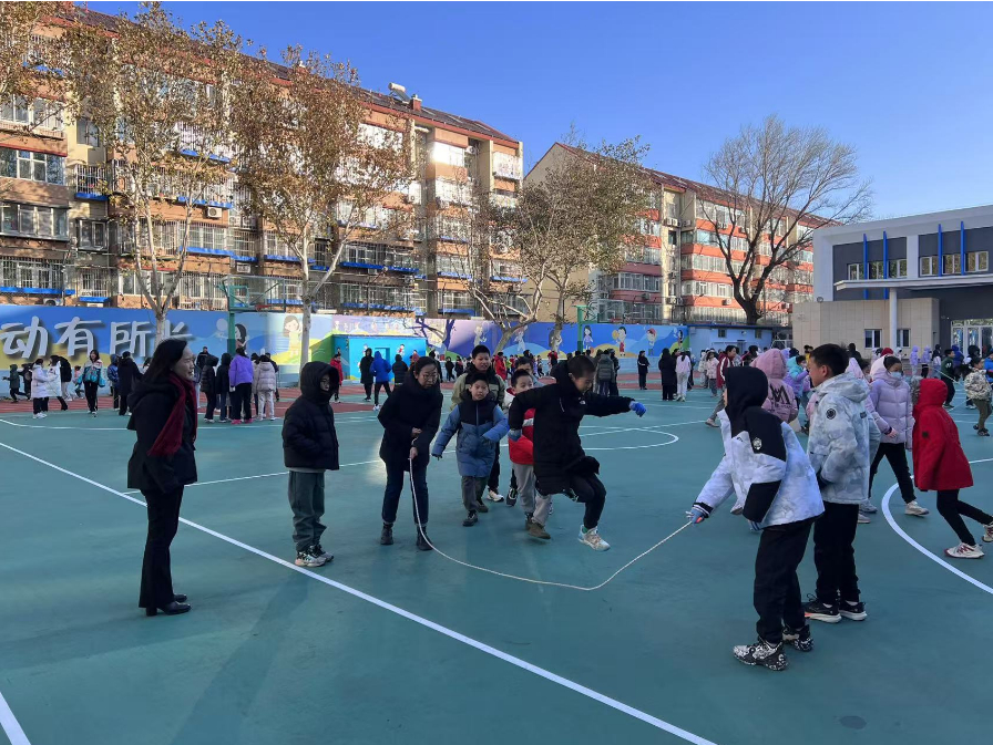 學生們在護導教師陪同下跳繩。人民網(wǎng) 白炅攝