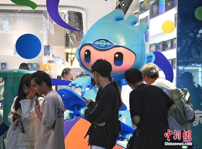 資料圖：9月23日，杭州第19屆亞運(yùn)會(huì)開幕式在浙江杭州奧體中心體育場(chǎng)舉行。圖為游人在亞運(yùn)特許商品店外排隊(duì)購(gòu)物。<a target='_blank' href='/'>中新社</a>記者 王剛 攝