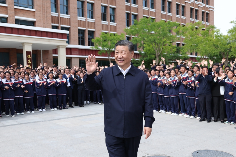 2024年6月18日,習近平總書記在青海果洛西寧民族中學考察時,向師生們揮手致意。