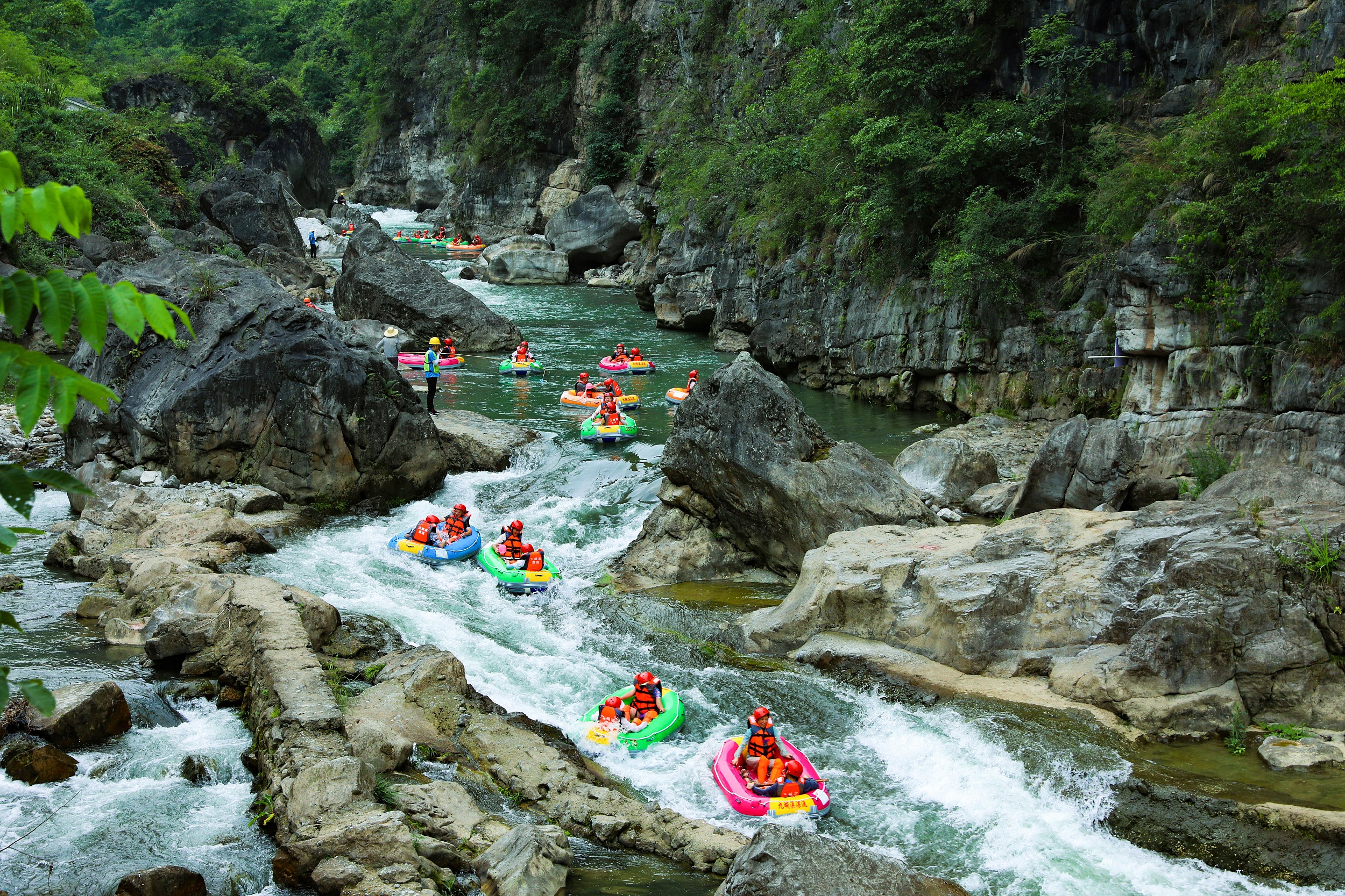 游客在湖北省宜昌市秭歸縣九畹溪漂流消暑享清涼。(圖片來源:視覺中國) 游客在湖北省宜昌市秭歸縣九畹溪漂流消暑享清涼。(圖片來源:視覺中國)