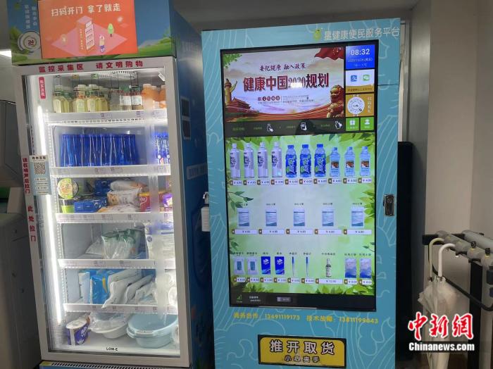 醫(yī)院里設(shè)置的飲料售賣(mài)機(jī)中包含多個(gè)品牌的電解制水 韋香惠 攝