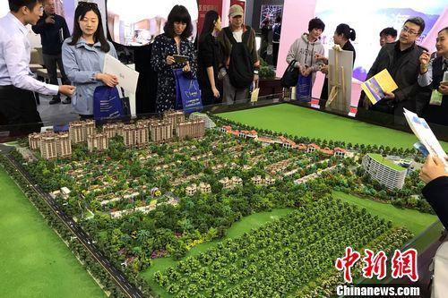 資料圖:民眾在2017年北京春季房展會(huì)上的某樓盤(pán)展臺(tái)咨詢(xún)。<a target='_blank' _fcksavedurl='http://www.chinanews.com/' ></table>中新網(wǎng)</a> 程春雨 攝