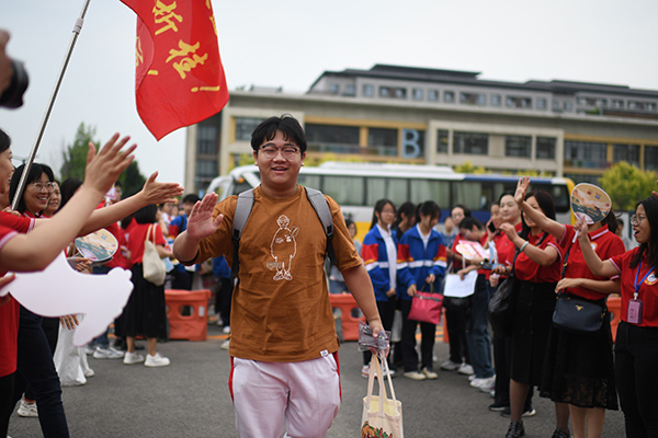 6月7日，在北京市人大附中通州校區(qū)考點，考生與送考老師擊掌加油。人民網(wǎng)記者 翁奇羽攝