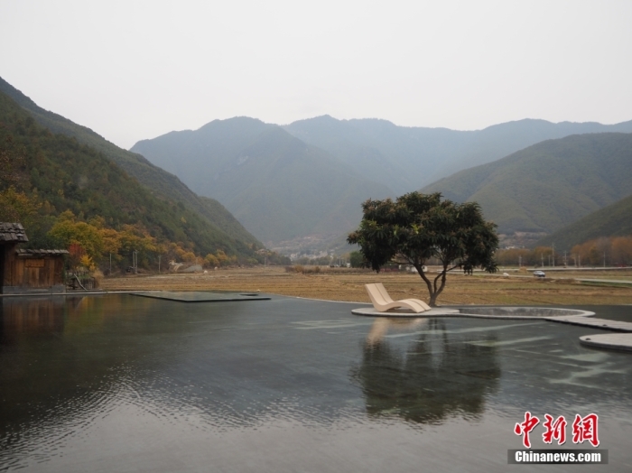 云南迪慶州維西縣塔城鎮(zhèn)啟別村天域塔城酒店，四面被群山環(huán)抱，風(fēng)景宜人。高雅曼 攝