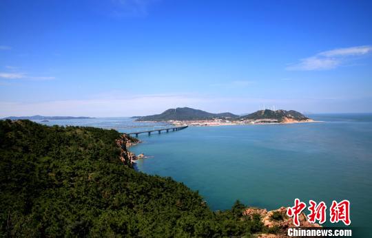 煙臺環(huán)境優(yōu)美、氣候宜人，遍布的海水浴場、濱海觀光景點為游艇帆船產(chǎn)業(yè)發(fā)展創(chuàng)造了條件。(資料圖) 楊兵 攝